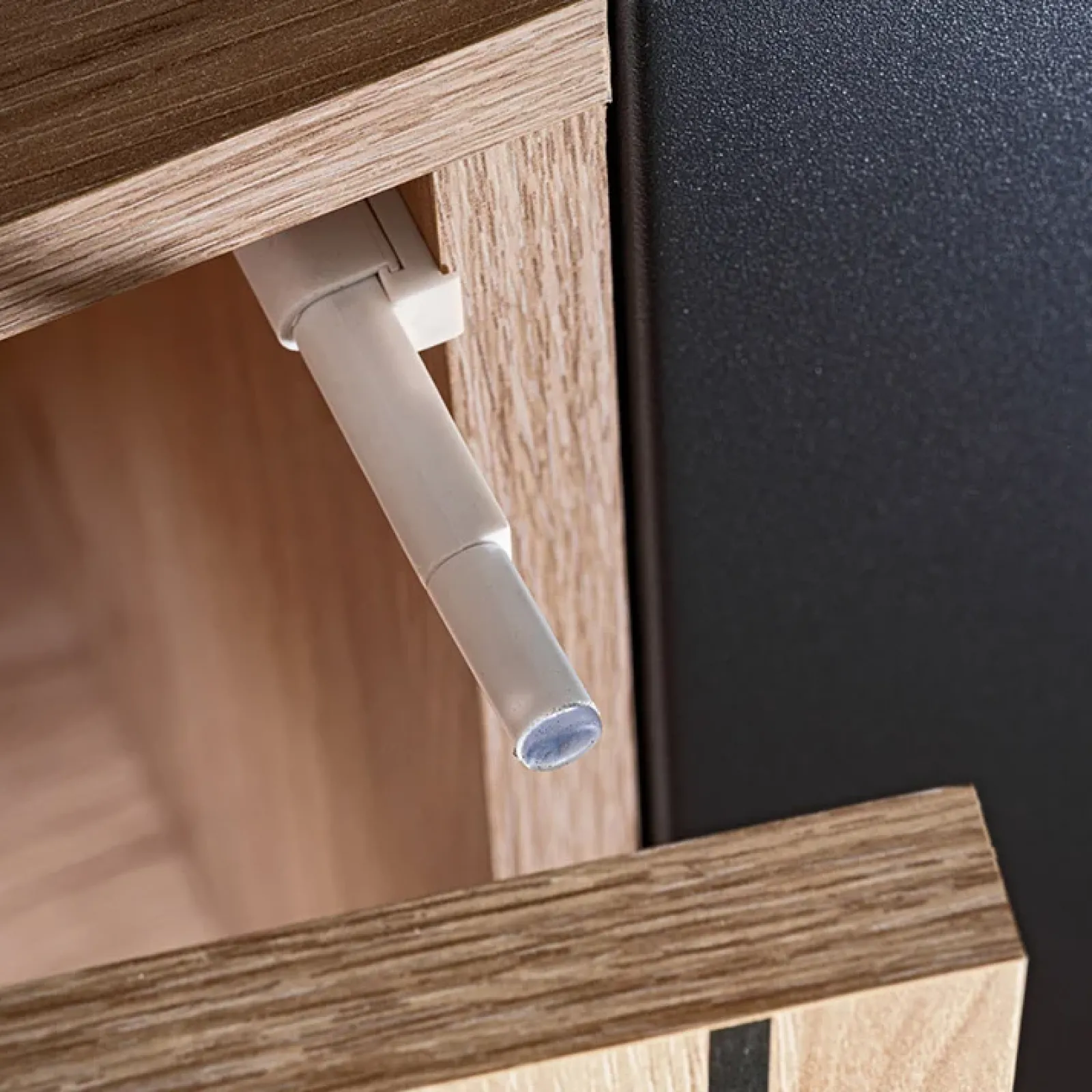 Garnero Arredamenti Camino Bioetanolo|Mobile Tv Basso-Mobile porta TV 160x52h cm 2 ante con biocamino noce con stampa nera Mendes