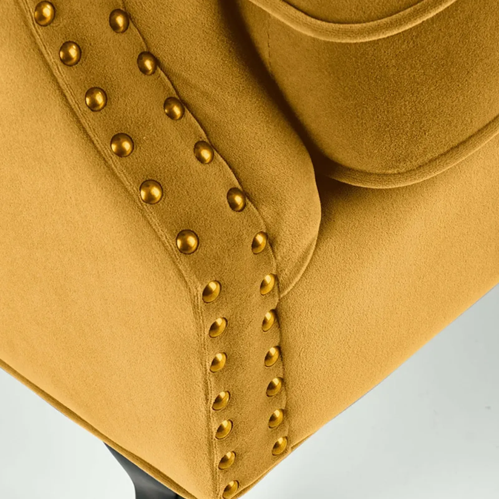 Garnero Arredamenti Poltrone Design|Poltrone Relax-Poltrona classica relax imbottita in velluto Mazia Senape