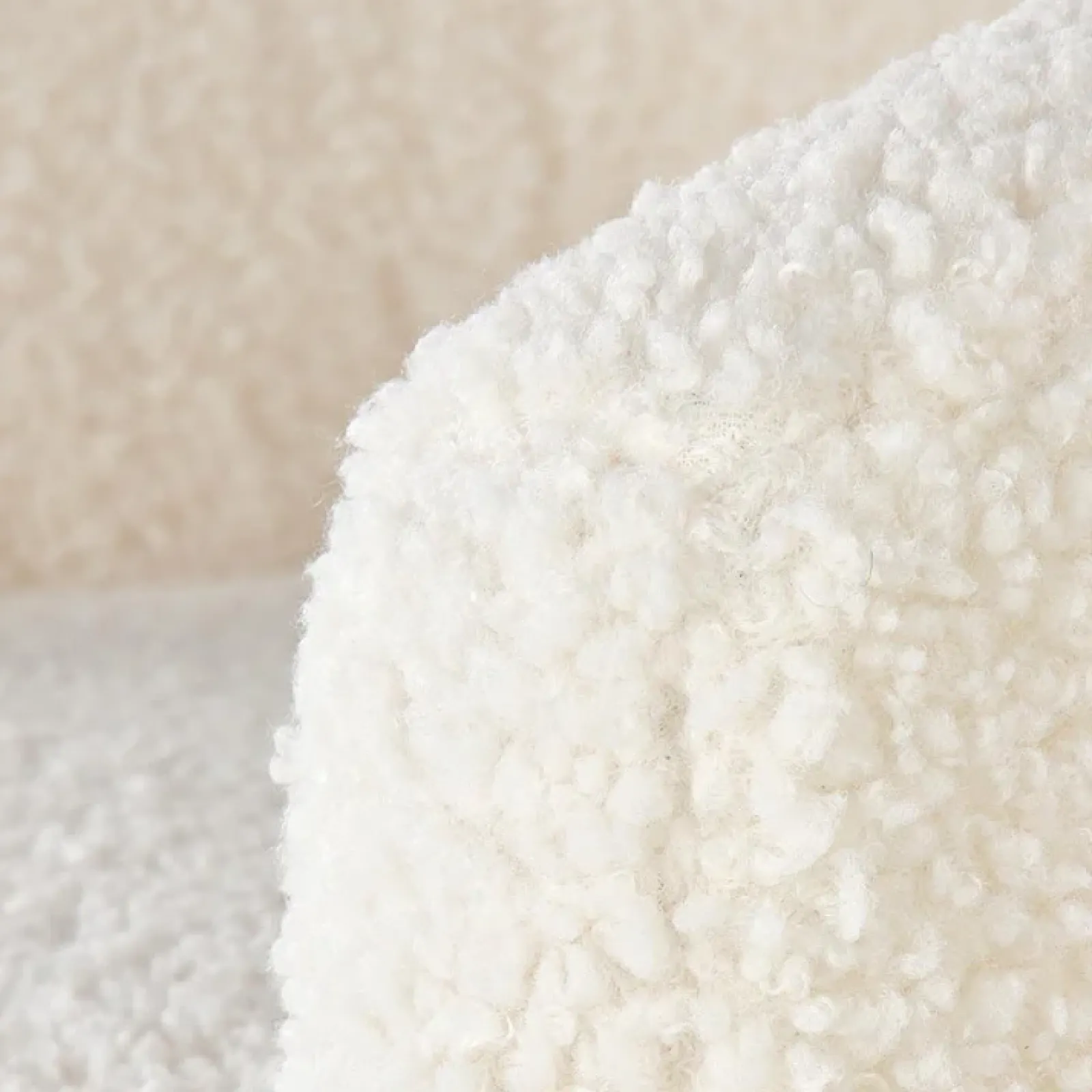 Garnero Arredamenti Poltrone Design|Poltrone Relax-Poltrona da salotto in tessuto panna e acciaio oro Camel