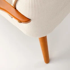 Garnero Arredamenti Poltrone Sala D'attesa|Poltroncine Imbottite-Poltrona moderna design in stoffa beige chiaro e gambe legno noce chiaro Bled