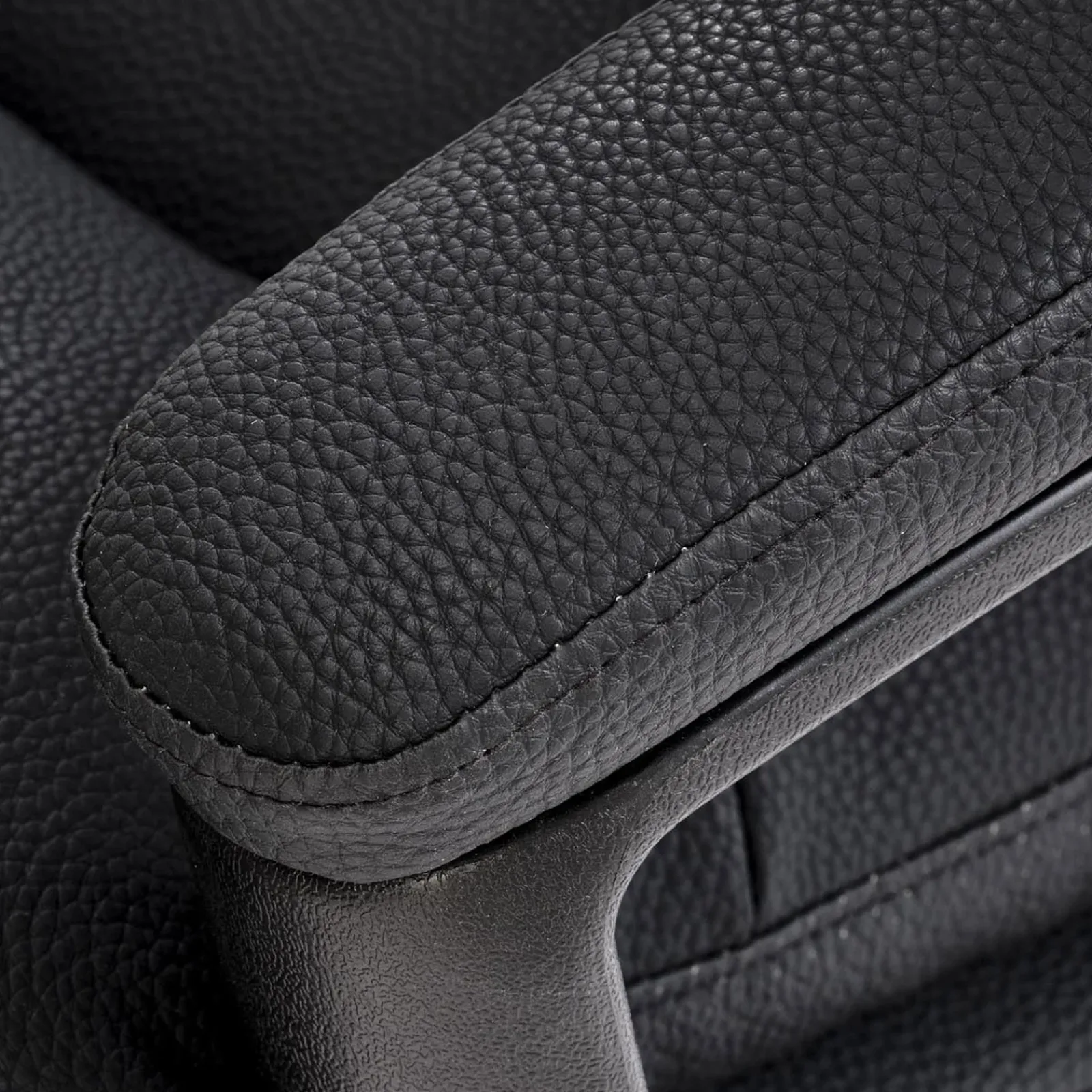 Garnero Arredamenti Sedie Da Ufficio|Sedie Scrivania Ufficio-Sedia da ufficio con braccioli e ruote regolabile imbottita in Marilu Ecopelle Nero