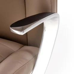 Garnero Arredamenti Sedie Da Ufficio|Sedie Scrivania Ufficio-Sedia da ufficio con ruote e braccioli imbottita in ecopelle marrone Pisottella