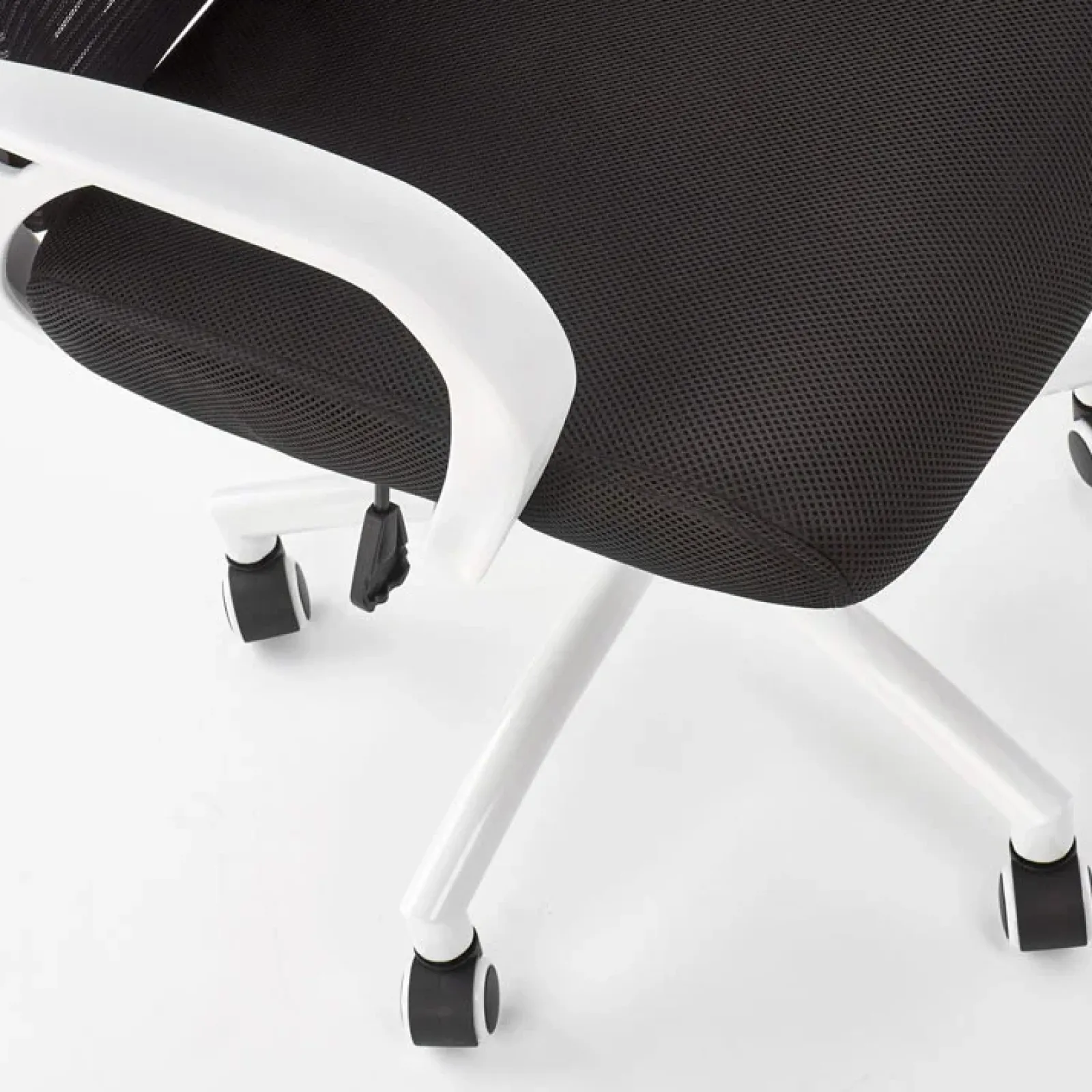 Garnero Arredamenti Sedie Da Ufficio|Sedie Scrivania Ufficio-Sedia da ufficio in tessuto con ruote nero bianco Jumper