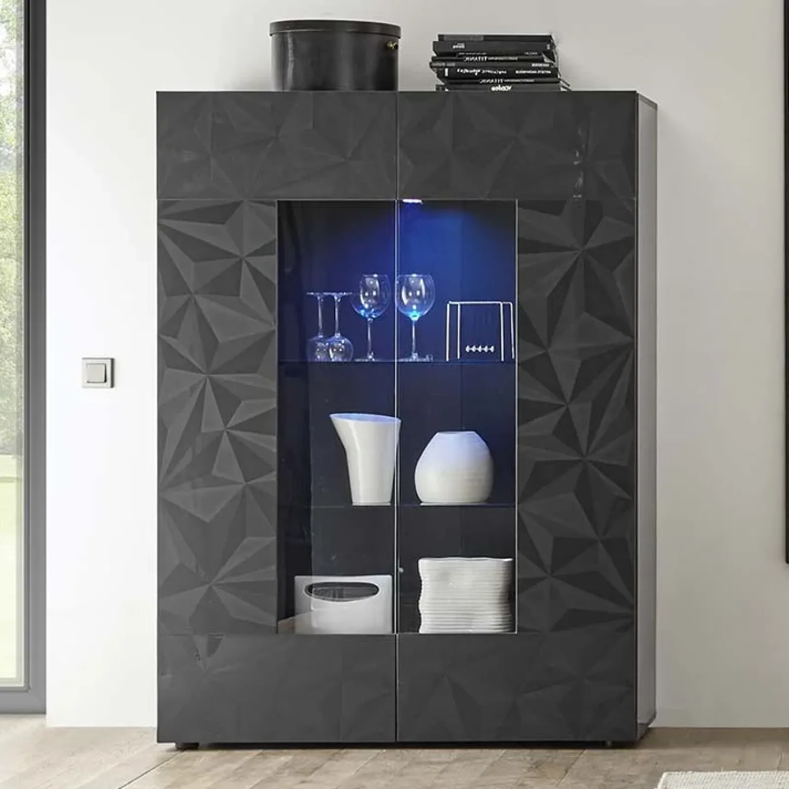 Garnero Arredamenti Vetrinette|Vetrinette-Vetrina 121x166h cm 2 ante grigio laccato lucido con serigrafia Marvis