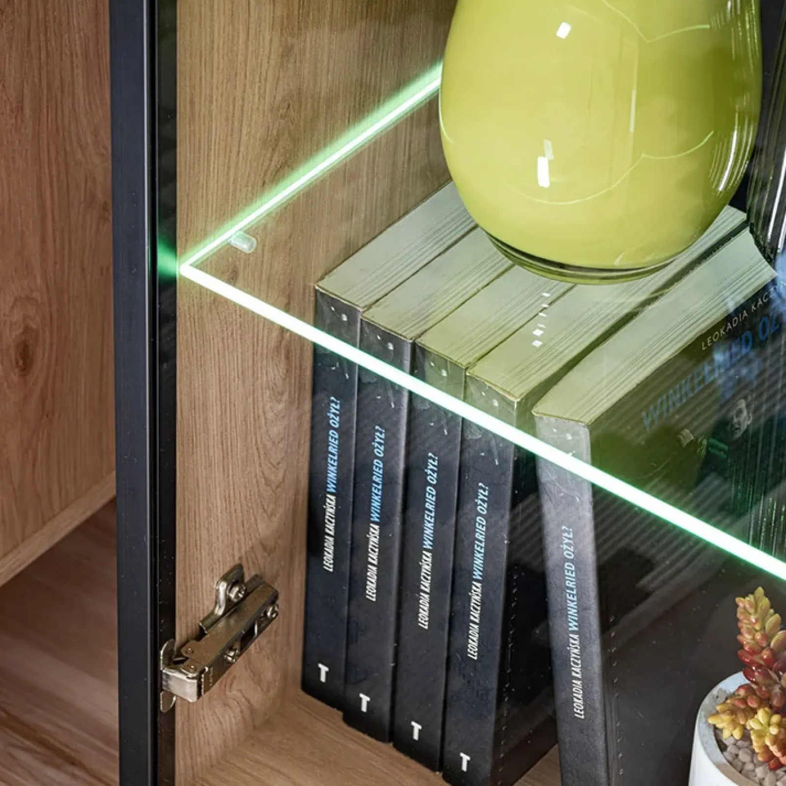 Garnero Arredamenti Vetrinette|Vetrinette-Vetrinetta 70x192h cm 2 ante soggiorno moderna noce con stampa nera Mendes